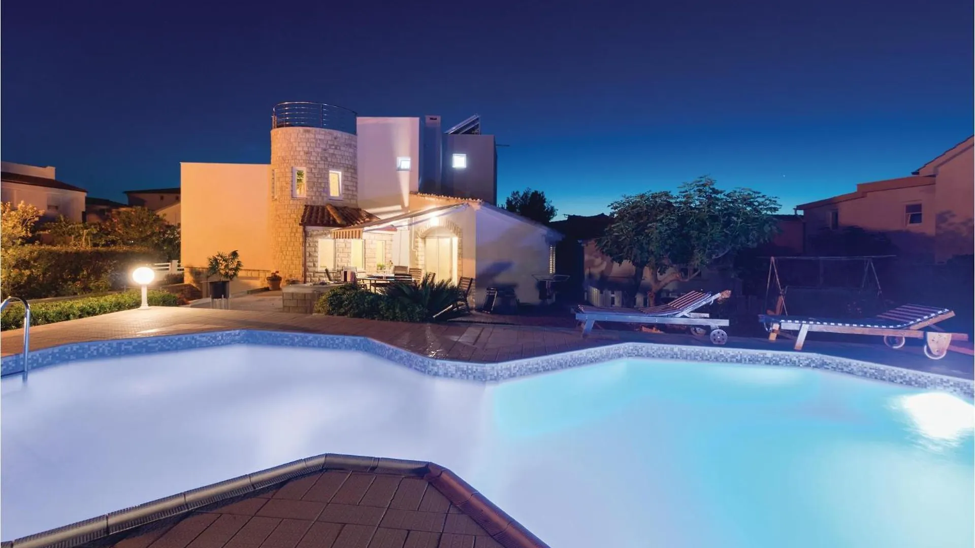 Beautiful Home In Vir With Wifi 0*,